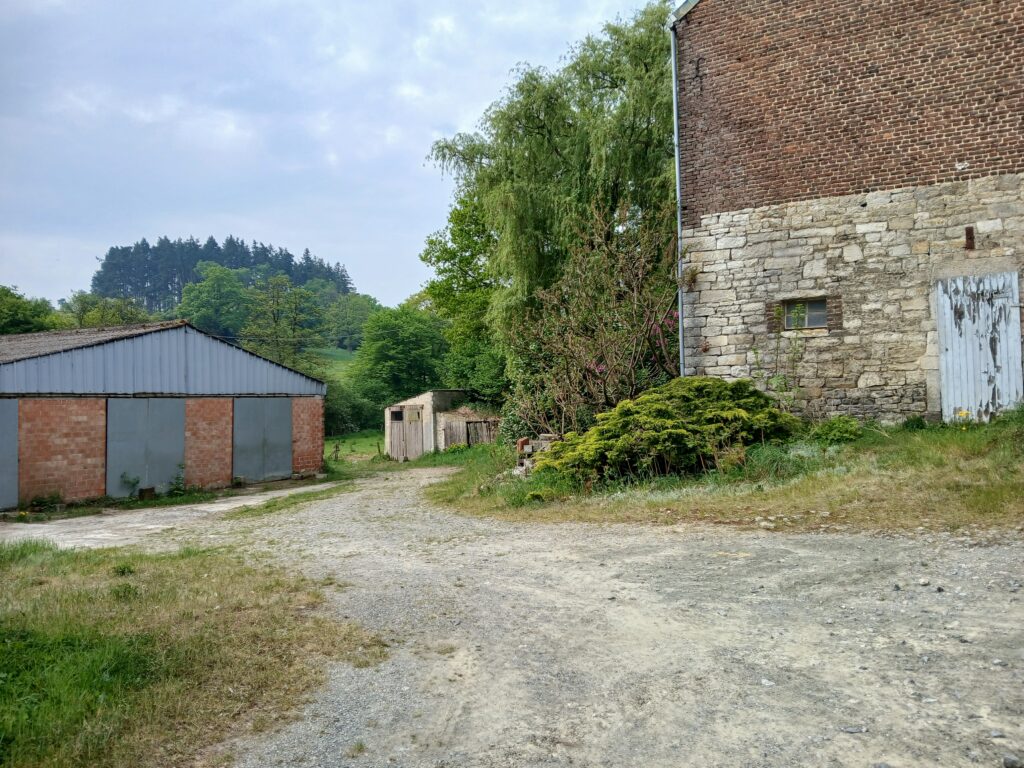 passage entre bâtiments agricoles, Renlies, gîte rural l'Ephémère - Lacs de l'eau d'Heure